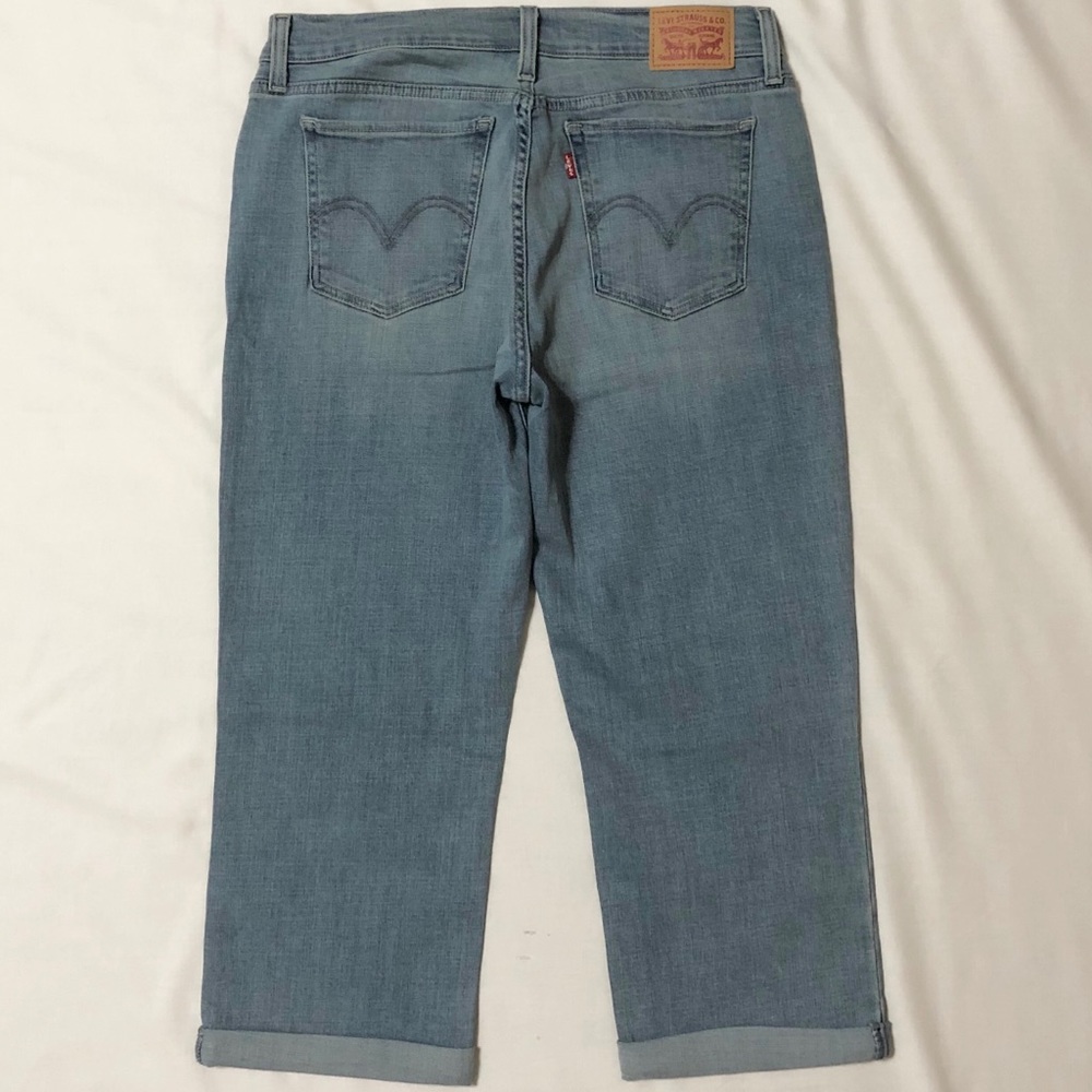Levi’s Women’s Light Wash Stretch Capri Jeans - 29 - Picture 2 of 16